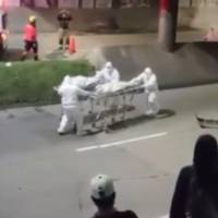 Los agentes de la Policía Judicial de la Secretaría de Movilidad de Medellín realizaron la inspección a los cuerpos sin vida de los habitantes de calle fallecidos en este siniestro. FOTO: CORTESÍA