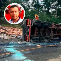 Alejandro Riaño Díaz (detalle), de 34 años, era el conductor de este tractocamión, que se volcó en la Loma de los Balsos, en Medellín, luego de desviarse de la autopista Medellín-Bogotá por un cierre. FOTOS: Cortesía