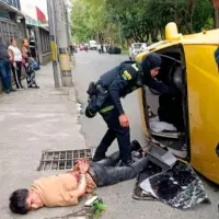 Tras el volcamiento de este taxi, el señalado responsable del ataque en el que el trabajador de una estación de gasolina en Rionegro resultó herido, habría intentado enfrentarse a la Policía y terminó lesionado. FOTO: CORTESÍA