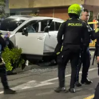 Así quedó el carro en el que se movilizaba Jesús David Villa Lamadrid, de 26 años, luego de ser atacado por sujetos desde una motocicleta en el barrio Estadio. FOTO: CORTESÍA
