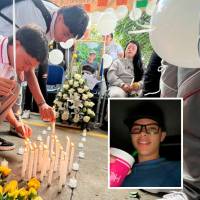 Los compañeros de estudio de Marlon Rivas Rojas, de 17 años, le rindieron homenaje en las instalaciones de la Institución Educativa López de Mesa, al tiempo que hacían protestas para pedir justicia por su muerte. FOTO CORTESÍA