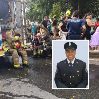 Los bomberos que estaban atendiendo la conflagración registrada dentro de una casa del barrio Toscana, de Medellín, lamentando la muerte de su compañero Iván Darío Posada Gómez, de 34 años. FOTOS: CORTESÍA