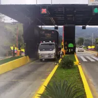 Así estaba el peaje en la mañana de este jueves. No había presencia de funcionarios en las casetas y los vehículos lo cruzaban libremente. FOTO: CORTESÍA