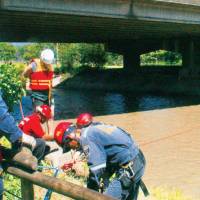 Esta imagen corresponde a cuando los bomberos de Medellín estaban haciendo la búsqueda de Carlos Iván Aguirre, de 49 años, quien había desaparecido en medio de las labores de rescate. FOTO: Archivo EL COLOMBIANO
