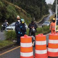 Este accidente, ocurrido a la altura de la Tienda de Fercho, en Envigado, provocó el cierre de la vía Las Palmas en sentido hacia Medellín. Esto generó graves congestiones en este corredor departamental. FOTOS: CORTESÍA