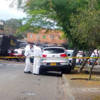 El conductor de la camioneta que estaban persiguiendo las autoridades tuvo que ser trasladado a un centro asistencial, mientras quedaba bajo custodia policial. FOTO: CORTESÍA