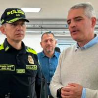 El nuevo comandante de la Policía Metropolitana, general Henry Bello, en una entrega de radios con el gobernador de Antioquia, Andrés Julián Rendón. FOTO: CORTESÍA