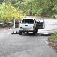 Así quedaron los cuerpos de las tres víctimas de la masacre registrada en la vía La Albania-Puerto Escondido, la cual da acceso al municipio de Titiribí, en el Suroeste antioqueño. FOTO: CORTESÍA