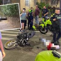 Uno de los muertos quedó al lado de la moto, mientras que el otro quedó a unos 20 metros, en un andén, cuando intentaba escapar malherido. FOTOS: CORTESÍA