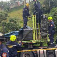 Personal del Cuerpo de Bomberos de Itagüí se encargó de retirar este material metálico, que tiene un peso aproximado a los 2.000 kilos por rollo. Agentes del CTI de la Fiscalía avanzan en las labores judiciales. FOTO: CORTESÍA ALCALDÍA DE ITAGÜÍ
