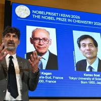 Henri Kagan, de 95 años y profesor emérito en la Universidad de París-Saclay, y Kenso Soai, de 76 años y docente en la Universidad de Ciencias Naturales de Tokio, ganaron el Nobel de Química 2026. FOTO AFP