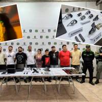 Estos son los nueve capturados de la bautizada “La Oficina Premium”, el señalado grupo sicarial para objetivos de alto valor. Se les encontraron elementos de brujería y varios tipos de armas. FOTOS: CORTESÍA