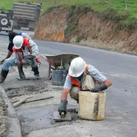Las cuadrillas de obreros permanecen en terreno para mantener las vías despejadas y garantizar la movilidad. FOTO: Juan Antonio Sánchez