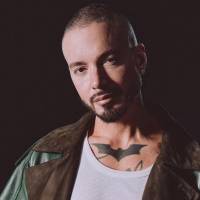 En 2026, J Balvin ha lanzado varias colaboraciones junto a la marca paisa Vélez. FOTO: Cortesía Vélez.