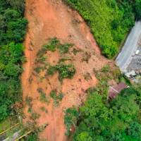 Aspecto del gran deslizamiento de tierra ocurrido en la Autopista Medellín - Bogotá, a la altura del municipio de San Luis. En el lugar hace presencia un equipo con dos retroexcavadoras y ocho volquetas. FOTO Cortesía