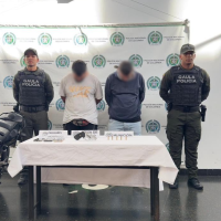 La policía capturó a los presuntos extorsionadores e incautaron tres celulares, un arma de fuego y munición. Foto: cortesía Policía.