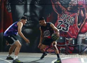 En la cancha Jordan de la tienda Sportage en el primer piso del centro comercial San Diego se juega uno de los baloncesto de mayor nivel en la ciudad, un gran espectáculo que busca al mejor de la región en el básquet callejero. FOTO MANUEL SALDARRIAGA 