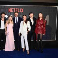 Brooklyn Peltz Beckham y Nicola Peltz posan junto a David y Victoria Beckham y sus hijos durante el estreno de la serie Beckham de Netflix en Londres, en octubre de 2023. FOTO: Getty Images. 