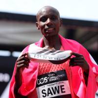 El keniano Sabastian Sawe hizo historia en el Maratón de Londres al romper la barrera de las dos horas con un tiempo de 1h59:30. FOTO GETTY