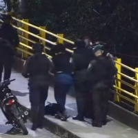 La mujer fue auxiliada por un grupo de GOES cuando se encontraba en un puente de Apartadó. Foto: captura de video.