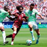 Suiza (verde) y Catar tuvieron este sábado un juego aguerrido, que al final terminó 1-1. FOTO: @Fifaworldcup