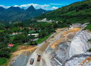 Una de las grandes polémicas de los últimos meses tiene que ver con la falta de recursos para completar las vías 4G en Antioquia. FOTO Manuel Saldarriaga