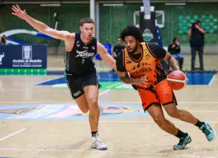 Marcus Weathers de Paisas recibe la marca de James Montgomery de Toros, en uno de los duelos disputados en el Iván de Bedout. FOTO MANUEL SALDARRIAGA