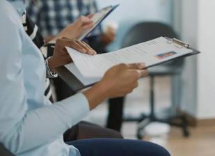 Hablar “como rico” abre más puertas para conseguir empleo en Colombia, revela estudio