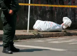 Los dos cuerpos de las víctimas, aunque en hechos aislados, fueron encontrados sobre vía pública. Imagen de referencia. FOTO EL COLOMBIANO