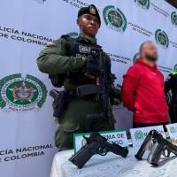 En el allanamiento que se hizo en una casa de la comuna 8, además de la captura de “Huelillo”, las autoridades incautaron dos armas de fuego y munición. FOTO: POLICÍA