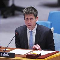 Sam Altman, director ejecutivo de OpenAI, y Dario Amodei, director ejecutivo de Anthropic, comparecieron ante el Consejo de Seguridad de Naciones Unidas. FOTO AFP