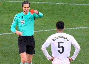 Momento en el que el jugador Jude Bellingham del Real Madrid recibe la tarjeta roja en el juego ante Osasuna, que terminó en empate 1-1. FOTO TOMADA @LaLiga