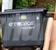 Lo asesinaron y lo dejaron sentado junto a un contenedor de basura