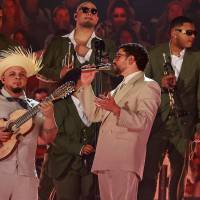 Bad Bunny se despide de Colombia este domingo en el último de sus tres conciertos en el Atanasio Girardot. FOTO: Manuel Saldarriaga