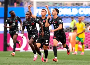 Canadá sufrió, pero en los últimos segundos del duelo ante Sudáfrica logró el gol para avanzar a los octavos de final del Mundial de Norteamérica. FOTO @FIFAcom
