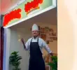 ‘Arepas Hugo’: a punta de baile y carisma don Hugo la lucha en su negocio