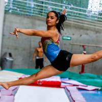 La gimnasta antioqueña Ginna Escobar durante una de las jornadas de entrenamiento en el coliseo Jorge Hugo Giraldo en Medellín. FOTO JULIO CÉSAR HERRERA 