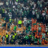 Aficionados del cuadro verde tuvieron algunos encontrones en las tribunas después del final del partido. Foto: Juan Antonio ASánchez