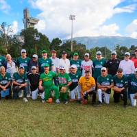 La mayor parte de estos ex peloteros de origen antioqueño, hicieron su carrera como atletas en el diamante Luis Alberto Villegas, a donde volvieron el pasado viernes, para ser ungidos como Amigos del béisbol. Muchos de ellos fueron pupilos del técnico José Miguel Corpas (q.e.p.d.). FOTO cortesía Gabriel Gabo Buitrago