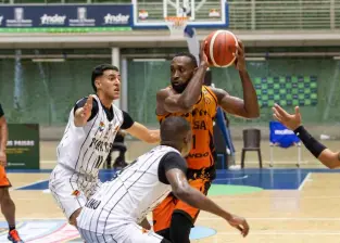 Michael Jackson de uniforme naranja, llegó a Paisas y se adaptó fácilmente a la dinámica del grupo y a lo que el técnico Juan Manuel Nardini quiere para buscar el triple campeonato de la Liga Profesional de Baloncesto. FOTO CAMILO SUÁREZ 