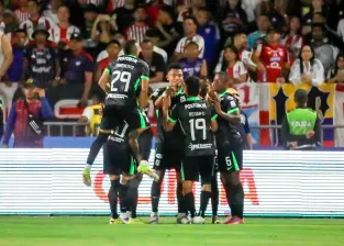 Juan Manuel Rengifo marca para que Atlético Nacional se vaya adelante en el duelo ante Junior, en el estadio Romelio Martínez de Barranquilla. FOTO COLPRENSA 