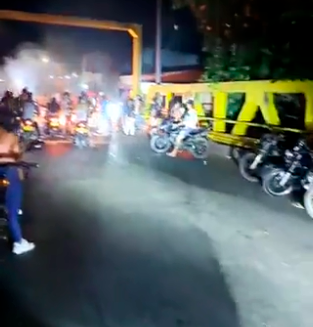 Durante la noche quemaron llantas para bloquear la vía en Tarazá. Foto: Captura de video. 