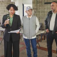 La senadora Isabel Cristina Zuleta (izq.) se habría reunido en la noche de este martes con los cabecillas de las bandas criminales del Valle de Aburrá para anunciarles el fin de la negociación. Sin embargo, desde el equipo negociador lo niegan. FOTO: MANUEL SALDARRIAGA