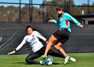 La Selección Colombia femenina se sigue preparando en Australia para el debut en el Mundial. En acción la goleadora Catalina Usme. FOTO FCF