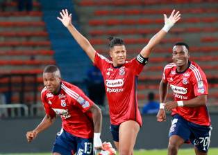 Jaime Alvarado celebra junto a sus compañeros Francisco Chaverra y Kener Valencia, tras el final de los lanzamientos de penal. FOTO MANUEL SALDARRIAGA 