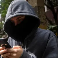 Estafaron a una mujer de Medellín para robarle un dispositivo Apple de alta gama. Foto: ilustración: Carlos Velásquez.
