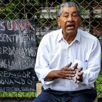 Miguel Valencia estuvo durante más de 50 años contando las noticias con tiza a las afueras de la Universidad de Antioquia Foto: Jaime Pérez Munévar