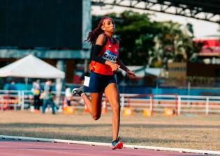 La colombiana Angie Nicoll Mejía durante su competencia, en los 100 metros T38, en la que ganó el oro para el país. FOTO CORTESIA Fecolparaatletismo