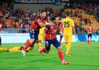 El central Joaquín Varela celebró con Luciano Pons el primer tanto en la victoria al Poderoso en el Atanasio Girardot. FOTO ESNEYDER GUTIÉRREZ