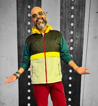 Carlos Vargas es conocido por ser parte del equipo de presentadores del programa <i>La Red</i> de Caracol Televisión. FOTO: @laredcaracol vía Instagram.